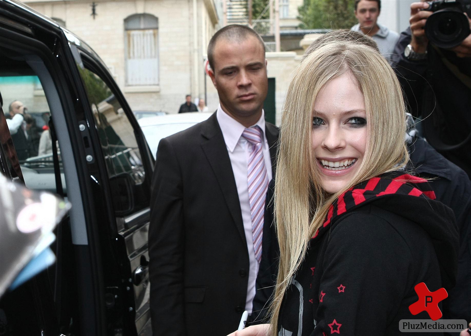 Avril Lavigne is all smiles as she leaves her Paris hotel photos | Picture 77881